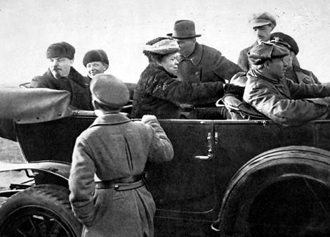 В.И. Ленин, Н.К. Крупская, М.И. Ульянов перед отъездом с Ходынского поля после военного парада. За рулем автомобиля