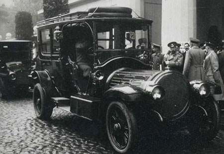 Император Николай II у входа на Международную автомобильную выставку